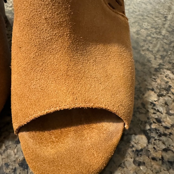 Cute!! BCBG Slightly used Suede Booties Camel color Size 9 1/2 4” heel Zip sides - Picture 9 of 15